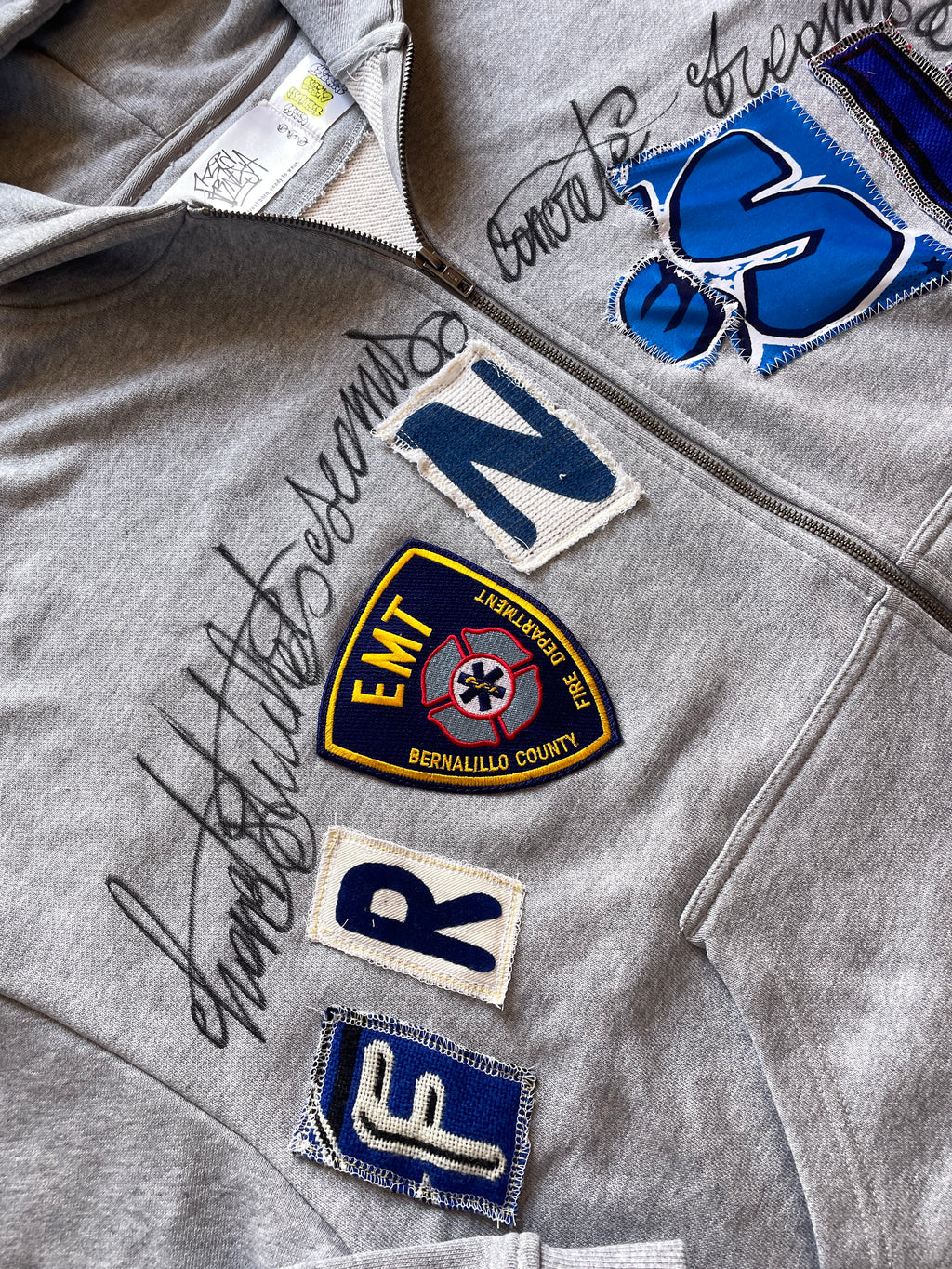 Wide letters patch zip hoodie