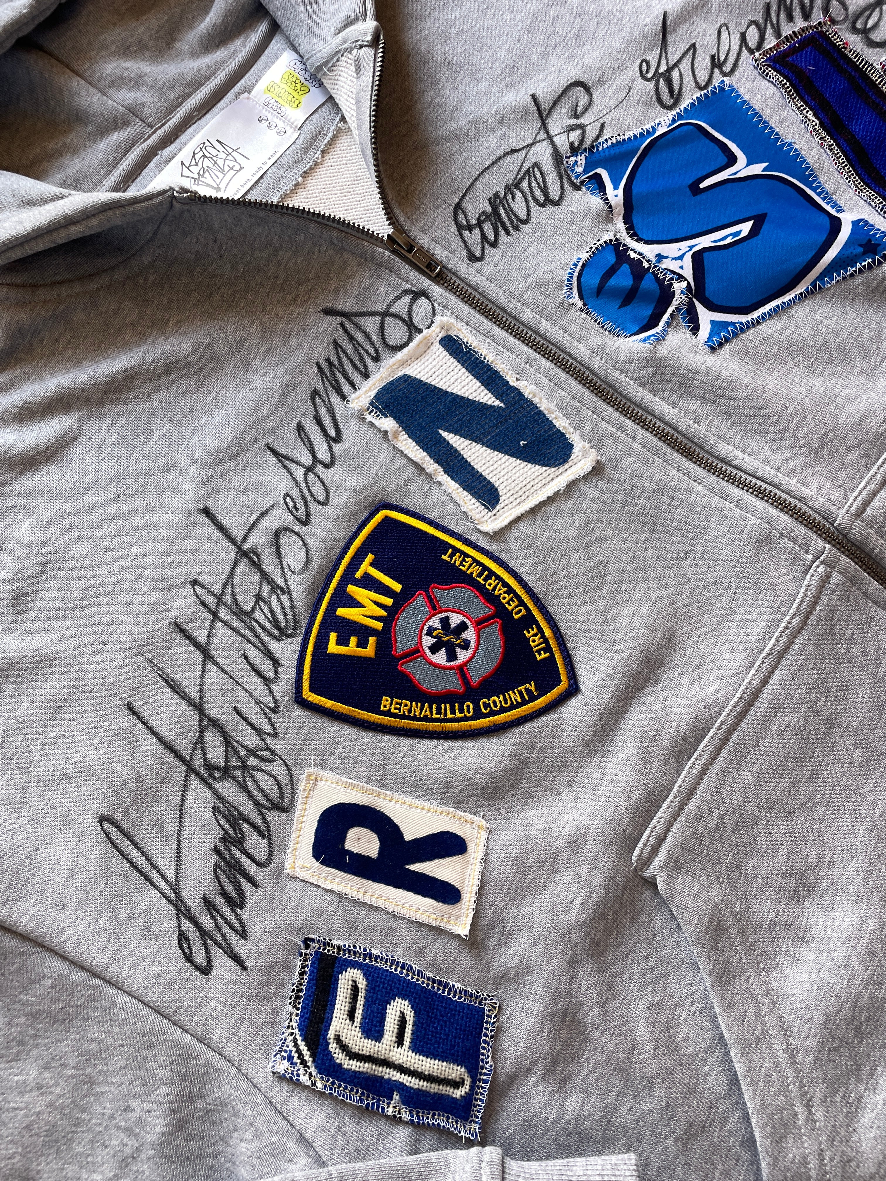 Wide letters patch zip hoodie